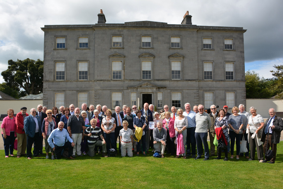 01. AlllRotariansAndGuestsInFrontOfOldcourtHouse